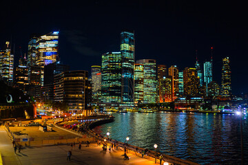 Obraz premium シドニーの夜景と歩行者