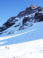 subiendo hacia la cumbre de volcán Tolhuaca en la Cordillera de Los Andes, Chile