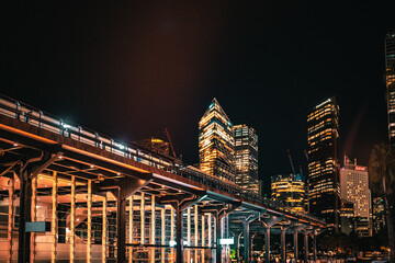 Obraz premium 現代的な夜の海辺の通り