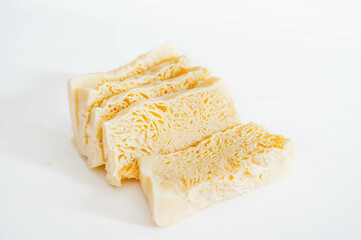 カットした冷凍豆腐