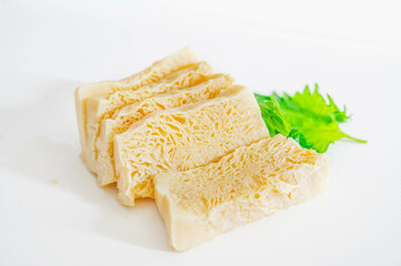 カットした冷凍豆腐