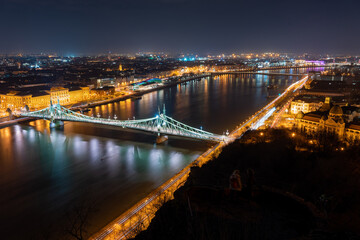 Obraz premium Budapest, Hungary - February 7, 2024: Landscape view of night Budapest from Citadella observation deck.