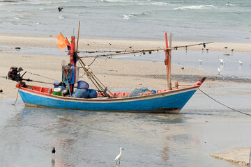 Naklejka na ściany i meble Fischerboot im Hafen von Hua hin Thailand