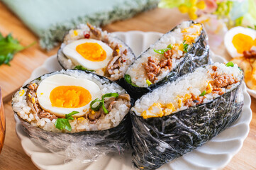 卵が具材の2種類のおにぎらず