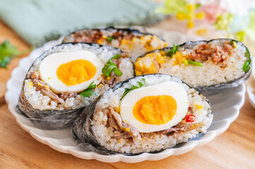 鶏そぼろと牛肉と卵のおにぎらず