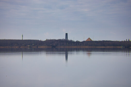 Blick &uuml;ber den weiten Cospudener See auf die Silhouette des Bismarckturms und die Pyramide des Freizeitparks Belantis im Hintergrund, Leipzig, Sachsen, Deutschland