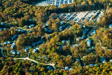 vue aérienne d'un center park à l'automne à Verneuil-sur-Avre en France - 760775444