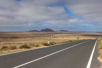 Store enrouleur sans perçage les îles Canaries The road to Famara beach. It is an untamed sports beach ideal for doing water sports