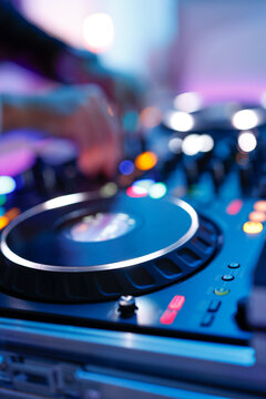 Hand eines Discjockeys an einem Mischpult