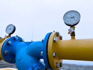 Gas pipeline with monometers on the pipe