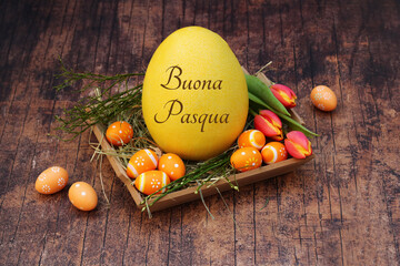 Biglietto d'auguri Buona Pasqua: Uovo di Pasqua etichettato con fiori.