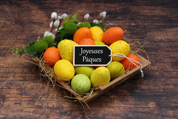 Carte de vœux Joyeuses Pâques : panier de Pâques avec un message de Pâques sur une table...