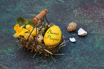 Biglietto d'auguri Buona Pasqua: cestino pasquale con uovo di Pasqua etichettato.