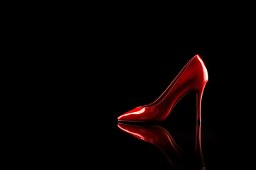 chaussure à talon rouge en cuir sur un fond noir en plexi avec reflet, éclairage studio, photo produit sur fond noir avec espace négatif copyspace. Mode - obrazy, fototapety, plakaty