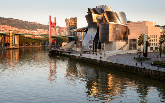 Museo Guggenheim (en vasco Guggenheim Bilbao Museoa) diseñado por Frank O. Gehry en Bilbao, Pais Vasco, España