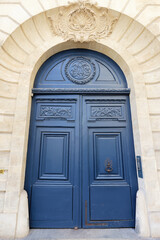 Old ornate door in Paris - typical old apartment buildiing. - 760877011