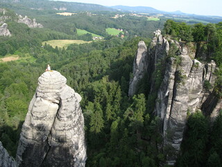 Kletterer auf Felsen in der Sächsischen Schweiz bei der Bastei