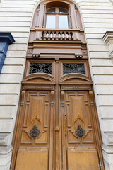 Old ornate door in Paris - typical old apartment buildiing. - 760892097