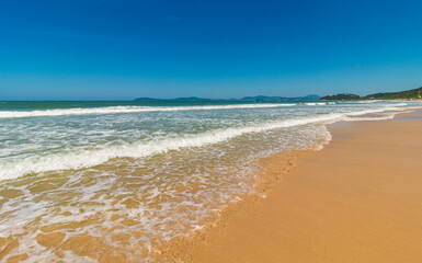 ondas da Praia Grande Caravelas Governador Celso Ramos Santa Catarina Brasil no horizonte a ilha de Florianópolis