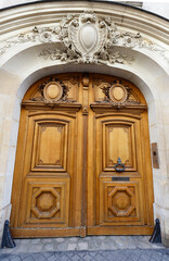 Old ornate door in Paris - typical old apartment buildiing. - 760898038