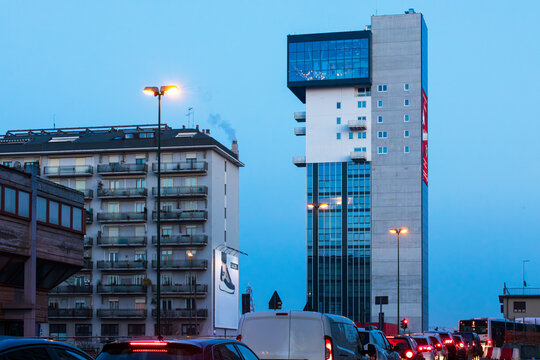 Edificio contemporaneo a torre