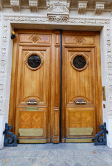 Old ornate door in Paris - typical old apartment buildiing. - 760902296