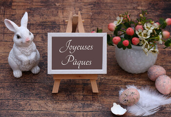 Carte de vœux Joyeuses Pâques : œufs de Pâques avec fleurs et texte Joyeuses Pâques.