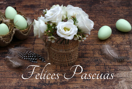 Carte de voeux Joyeuses Pâques. Salutation de Pâques avec bouquet de fleurs et œufs de Pâques sur table en bois rustique.