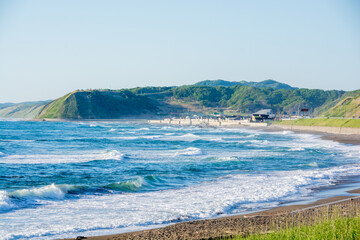 白波が立つ春の海岸線
