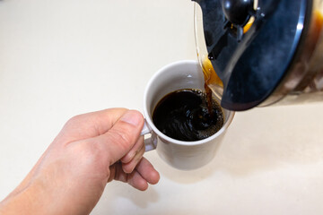 マグカップにコーヒーを注ぐ