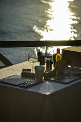 tavolino di un ristorante con vista sul mare - 760994000