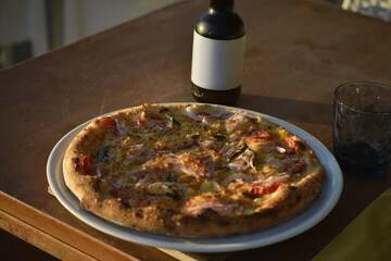 pizze servite al tavolo all'aperto in riva al mare con birre artigianali - 760994024