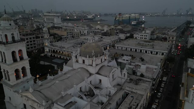 Vista aerea del centro de veracruz y el puerto de carga de la ciudad en d&iacute;a nublado