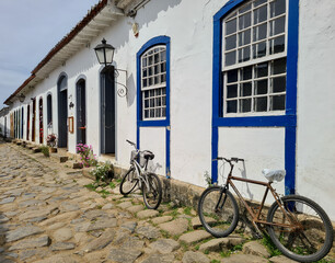 Fototapeta na wymiar Bicycle in front of an ancient house