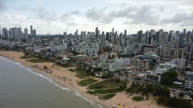 Imagens aéreas das praias de Tambaú e Cabo Branco, em João Pessoa, drone, empreendimentos e orla, feirinha de tambaú, pessoas jogando volei na praia, largo das gameleiras e hotel tambaú
