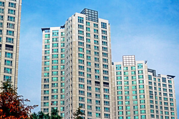 Obraz premium Detail of the condominium building in the city