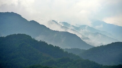Obraz premium Korea’s Jiri Mountains and wonderful clouds