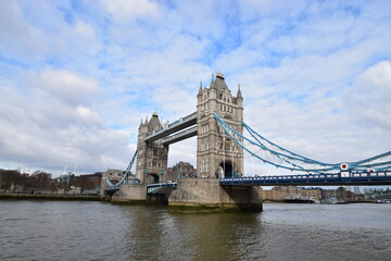 Fototapeta na wymiar 快晴の日のロンドンブリッジ（ロンドン橋）