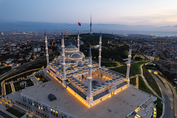 Camlica Mosque in the Sunset Colors Drone Photo, Camlica Hill Uskudar, Istanbul Turkiye (Turkey) - obrazy, fototapety, plakaty