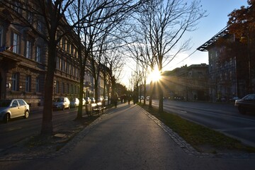 Fototapeta na wymiar 夕日が照らす、とあるヨーロッパの通り。 
