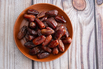 dried dates in bowl ready to serve