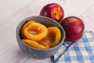 Canned peaches with sweet syrope