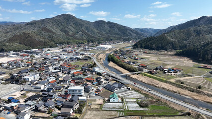 佐波川から見た集落 © 高行 飯島