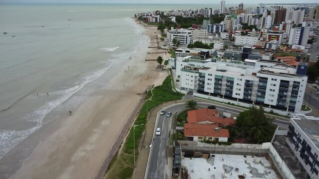 Imagens aéreas de drone do bairro de Jardim Oceania e Bessa, na cidade de João Pessoa, com imagens do Parque Parahyba, praia, mar, construções e pessoas praticando exercicios