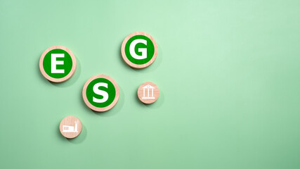 ESG concepts for sustainable environment, society and governance Businesses are environmentally responsible, A circular wooden board with the abbreviation ESG printed on a green background. - obrazy, fototapety, plakaty