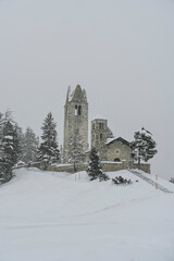 Celerina, San Gian, Kirche, St. Moritz, Oberengadin, Engadin, Pfarrkirche, Wanderweg, Winter, Wintersport, Langlauf, Schneefall, Nebel, Neuschnee, Unwetter, Alpen, Graubünden, Schweiz