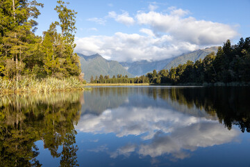Fototapeta na wymiar Wunderschöner Ausblick auf den Mt. Cook in Neusseland mit einem spiegelndem See im Vordergrund