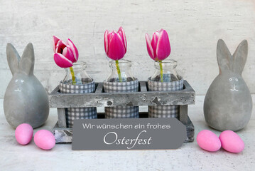 Grußkarte Frohe Ostern: Ostergruß mit bunten Ostereiern und Blumen. 