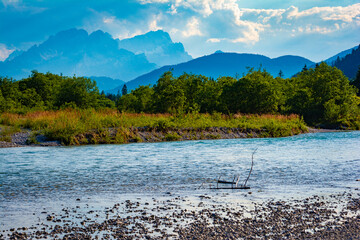 Fluss Isar mit Blick zur Zugspitze an einem Tag im Sommer - 761215600