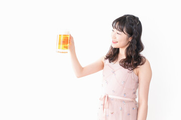 グラスを持ちビールを飲む若い女性 © maroke